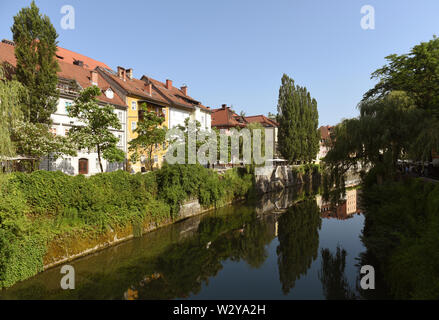 Fluss Ljubljanica und Gebäude im Zentrum von Ljubljana, Slowenien Stockfoto