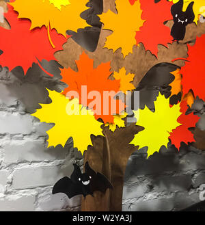 Top viev gelbe Geister Kürbisse mit bunten Blätter im Herbst, Silber und Schwarz Spielzeug, halloween Konzept Stockfoto