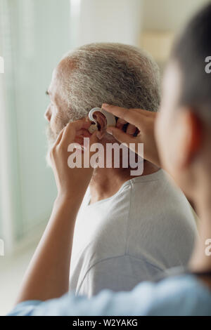 Medikamentenschrank, Hörgerät Stockfoto