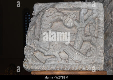 Eine alte bas-relief des mythologischen Nordischen, Keltischen, slawischen Griffon Vogel auf den Stein. Das dekorative Element der Dekoration in t Stockfoto