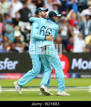 Der Engländer James Vince feiert nach dem Fang Australiens Alex Carey an der Grenze während der ICC World Cup, Halbfinale bei Edgbaston, Birmingham. Stockfoto