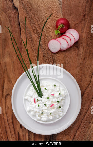 Laktosefreie Hüttenkäse auf Holz Tisch Stockfoto