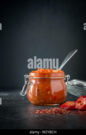 Traditionelle adjika Hot Chili Sauce paste Harissa. Tunesien, georgische und arabische Küche. Stockfoto