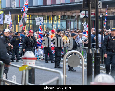 London, 11. Juli 2019 Stephen Yaxley-Lennon auch als Tommy Robinson bekannt. Die zentralen Strafgerichtshof, Old Bailey zurückgegeben, für die Verurteilung nach seiner Verurteilung wegen Missachtung des Gerichts. Einen lauten und bei gewalttätigen Menschenmenge protestierten vor dem Gericht. Stadt London Polizei hatte eine starke Präsenz in Kampfausrüstung, mehrfach eingesetzt wurden die Anhänger zurück vom Gericht zu halten. Kredit Ian Davidson/Alamy leben Nachrichten Stockfoto