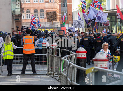 London, 11. Juli 2019 Stephen Yaxley-Lennon auch als Tommy Robinson bekannt. Die zentralen Strafgerichtshof, Old Bailey zurückgegeben, für die Verurteilung nach seiner Verurteilung wegen Missachtung des Gerichts. Einen lauten und bei gewalttätigen Menschenmenge protestierten vor dem Gericht. Stadt London Polizei hatte eine starke Präsenz in Kampfausrüstung, mehrfach eingesetzt wurden die Anhänger zurück vom Gericht zu halten. Kredit Ian Davidson/Alamy leben Nachrichten Stockfoto