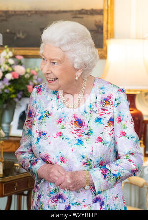 Königin Elizabeth II. erfüllt der neue Dekan der Königlichen Kapelle Right Reverend Dame Sarah Mullally, und ausgehende Dekan der Königlichen Kapelle rechts Pfarrer Herrn Chartres während einer Privataudienz am Buckingham Palace, London. Stockfoto