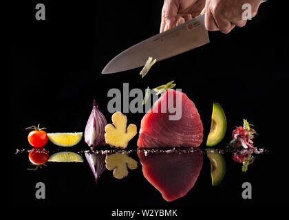 Thunfisch Filet chunck in Sushi und Sashimi Qualität mit Komponenten für Poke Schüssel Salat Stockfoto