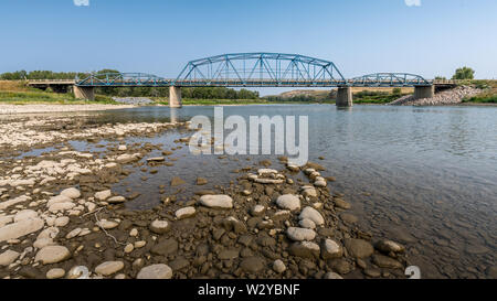 Steel Truss Brücke über den Bow River auf der ersten Siksika Nation, Alberta, Kanada Stockfoto