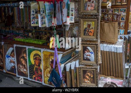 Ein Basar in St. Barbara Straße, wo Sie Souvenirs aus der Schwarzen Madonna und Jasna Góra, Tschenstochau, Polen 2018 verkaufen. Stockfoto