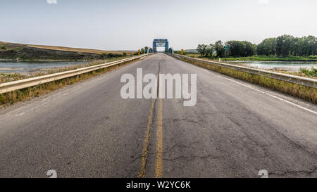 Steel Truss Brücke über den Bow River auf der ersten Siksika Nation, Alberta, Kanada Stockfoto