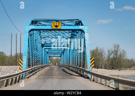 Steel Truss Brücke über den Bow River auf der ersten Siksika Nation, Alberta, Kanada Stockfoto