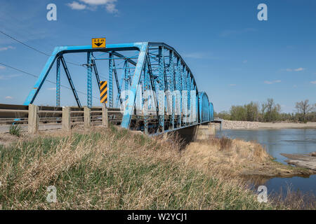 Steel Truss Brücke über den Bow River auf der ersten Siksika Nation, Alberta, Kanada Stockfoto