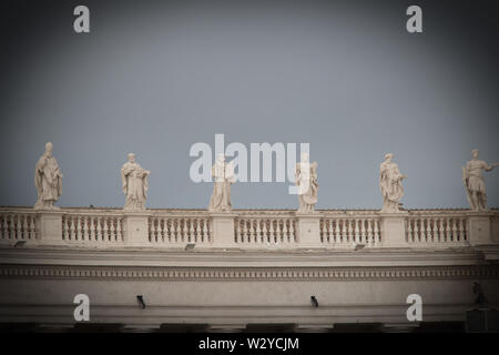 Italien, Vatikanstadt - 18. April 2017: Die Ansicht der Kolonnade Statuen mit den regnerischen Himmel Hintergrund Am 18. April 2017, den Staat der Vatikanstadt, Italien. Stockfoto