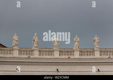 Italien, Vatikanstadt - 18. April 2017: Die Ansicht der Kolonnade Statuen mit den regnerischen Himmel Hintergrund Am 18. April 2017, den Staat der Vatikanstadt, Italien. Stockfoto