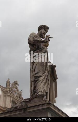 Italien, Vatikanstadt - 18. April 2017: Die Ansicht der monumentalen Statue des Heiligen Apostels Petrus vor der Basilika St. Peter am 18. April 2017 Mwst. Stockfoto