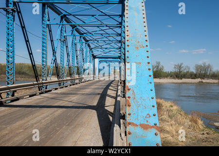 Steel Truss Brücke über den Bow River auf der ersten Siksika Nation, Alberta, Kanada Stockfoto