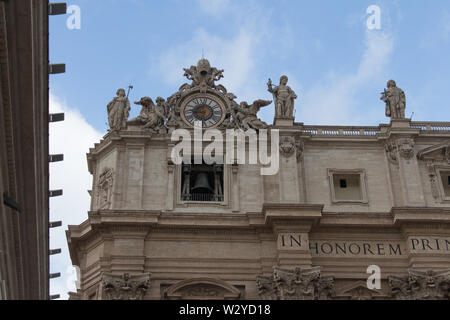 Italien, Vatikanstadt - 18 April 2017: der Blick auf die obere Fassade der Basilika St. Peter von Saint Peter's Square mit regnerischen Wolken im Hintergrund zu sehen Stockfoto