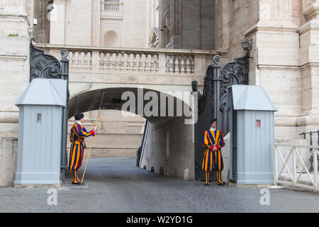 Italien, Vatikanstadt - 18. April 2017: Die Ansicht von zwei Wachen auf Wache außerhalb Saint Peter's Basilica am 18. April 2017, den Staat der Vatikanstadt, Italien. Stockfoto