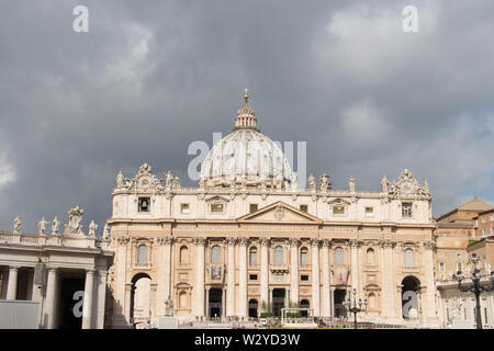 Italien, Vatikanstadt - 18 April 2017: der Blick auf die Fassade des Apostolischen Palastes mit Wolken im Hintergrund Am 18. April 2017, den Staat der Vatikanstadt, Italien. Stockfoto