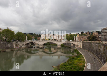 Italien, Rom - 18 April 2017: der Blick auf die Ponte Vittorio Emanuele II mit regnerischen Wolken im Hintergrund Am 18. April 2017, Latium, Italien. Stockfoto