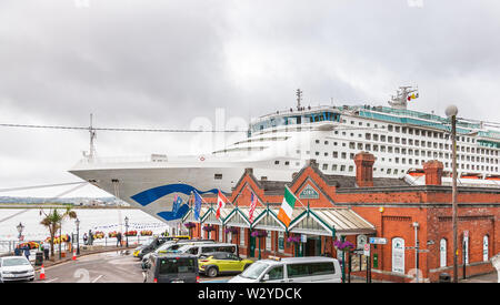 Cobh, Cork, Irland. 11. Juli, 2019. Das Heritage Center am Meer mit dem Kreuzfahrtschiff Sea Princess angedockt am Kai in Cobh, Co Cork, Irland. Quelle: David Creedon/Alamy leben Nachrichten Stockfoto