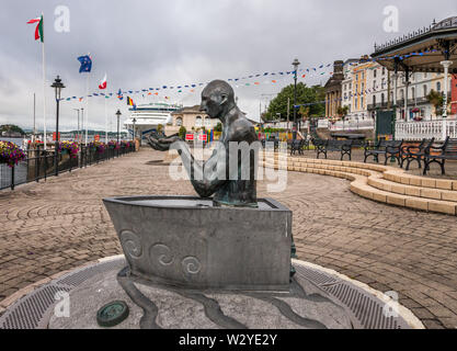 Cobh, Cork, Irland. 11. Juli, 2019. Skulptur "Navigator" in Kennedy Park, während im Hintergrund das Kreuzfahrtschiff Sea Princess zu Dock auf Australien Tag in Cobh, Co Cork, Irland Quelle: David Creedon/Alamy Leben Nachrichten ist Stockfoto