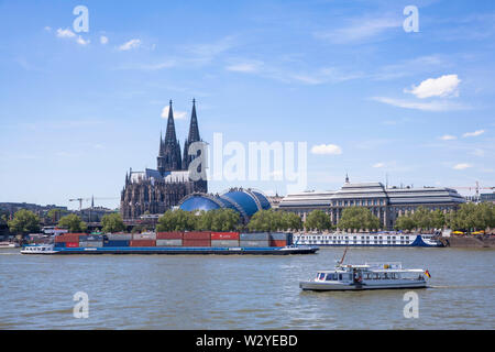 Die gotische Kathedrale, die Schiffe auf dem Rhein, Köln, Deutschland. der Dom, die Schiffe auf dem Rhein, Koeln, Deutschland. Stockfoto