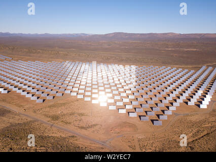 Antenne über Solarzellen in einem trockenen Landschaft Stockfoto