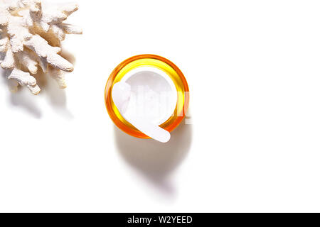 Hautpflege Kosmetik Creme, Serum, Gel oder Maske wie Kosmetik Produkt mit tropischen Korallen auf weißem Hintergrund, isoliert. Stockfoto