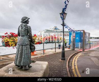 Cobh, Cork, Irland. 11. Juli, 2019. Australische Fahnen und wimpelketten Winken als Kreuzfahrtschiff Sea Princess in Cobh, Co Cork, wo Australien Tag in der Stadt gefeiert wird. Quelle: David Creedon/Alamy leben Nachrichten Stockfoto