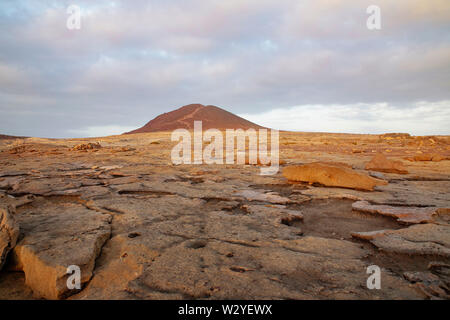 Sonnenaufgang über Montana Roja spezielle Naturpark, eine ungewöhnliche Vulkankegel, eines der besten Beispiele von anorganischen sand Lebensräume auf der Insel Stockfoto