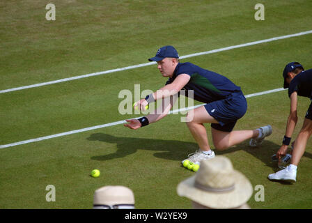 Ball Boys für Andy Murray und Serena Williams gemischtes Doppelspiel gegen Bruno Soares und Nicole Melichar, Wimbledon Championships 2019, London, GB. Stockfoto