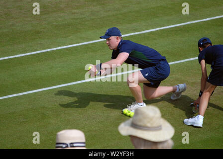 Ball Boys für Andy Murray und Serena Williams gemischtes Doppelspiel gegen Bruno Soares und Nicole Melichar, Wimbledon Championships 2019, London, GB. Stockfoto