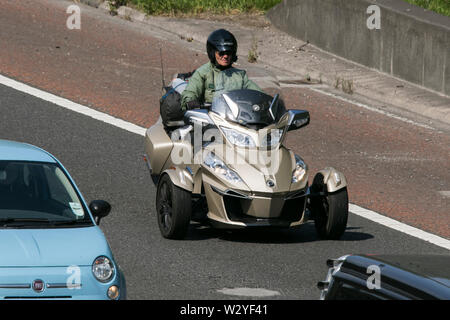 Ein BRP Bombardier Recreational Products 3-Rad Triking oder Motorrad fahren auf der Autobahn M6 in der Nähe von Lancaster nach Erscheinen an Leighton Hall Stockfoto