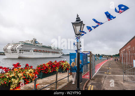 Cobh, Cork, Irland. 11. Juli, 2019. Australische Fahnen und wimpelketten winken, während ein Paar beobachten Sie die Ankunft der Kreuzfahrtschiff Sea Princess in Cobh, Co Cork, wo Australien Tag in der Stadt gefeiert wird. Quelle: David Creedon/Alamy leben Nachrichten Stockfoto