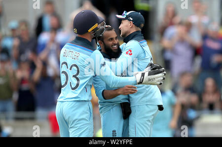 England's Adil Rashid feiert die wicket von Australiens Pat Cummins, von Joe Root (rechts) gefangen, während der ICC World Cup, Halbfinale bei Edgbaston, Birmingham. Stockfoto