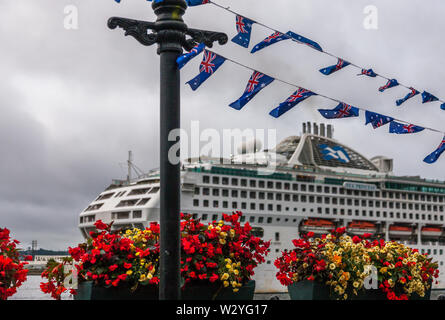 Cobh, Cork, Irland. 11. Juli, 2019. Australische Fahnen und wimpelketten Winken als Kreuzfahrtschiff Sea Princess in Cobh, Co Cork, wo Australien Tag in der Stadt gefeiert wird. Quelle: David Creedon/Alamy leben Nachrichten Stockfoto