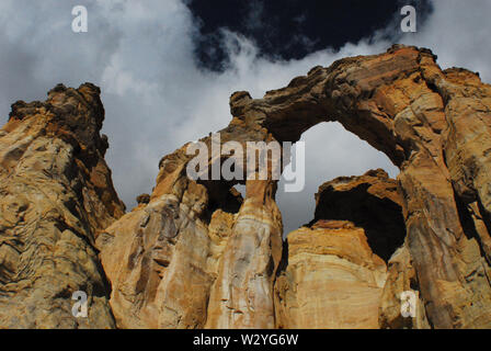 Einen dunklen stürmischen Himmel ergänzt die dramatische Schönheit der Grosvenor doppel Bögen in den Staircase-Escalante National Monument, südlichen, Utah, USA Stockfoto