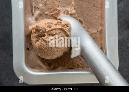 Selbstgemachte Banane und Schokolade Eis in metallischen Behälter. Close Up. Ansicht von oben. Stockfoto
