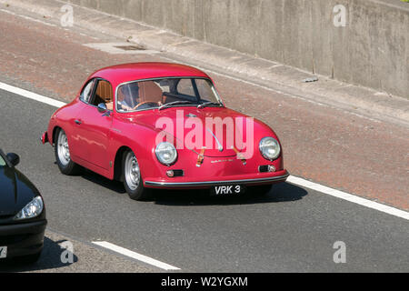 Rot 1958 Porsche; Vintage classic restaurierte Fahrzeuge Autos auf der Autobahn M6 an der Leighton Hall Car Show in Carnforth, Lancaster, Großbritannien reisen Stockfoto