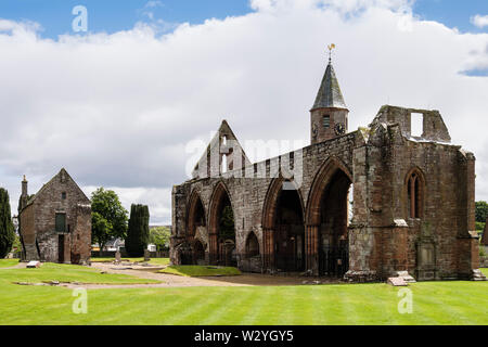 Kirche des hl. Petrus und des hl. Bonifatius gewölbten südlichen Seitenschiff mit Glockenturm der Kathedrale aus dem 13. Jahrhundert Ruinen. Fortrose Schottland Großbritannien Stockfoto
