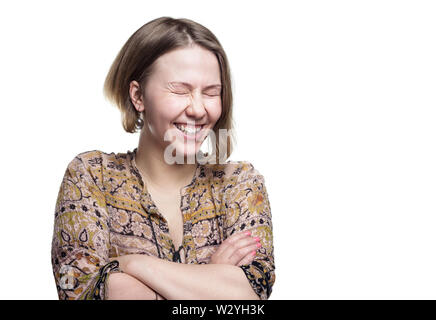 Eine portraite Foto eines hübschen jungen Mädchens mit heller Haut und blonden Haaren. glücklich, fröhlich Teenager. Junge Frau mit einer schönen Prise Humor in die Kamera lachen Süß. Stockfoto