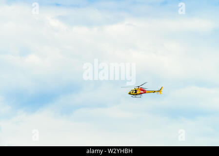 Adelaide, Australien - 17. Februar 2019: Westpac Lebensretter Rettungshubschrauber patrouillieren South Australian Strände an einem Sommerwochenende Stockfoto