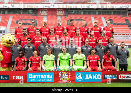 11 Juli 2019, Nordrhein-Westfalen, Leverkusen: Foto des Teams von Bayer Leverkusen: Obere Zeile (L-R): Daley Sinkgraven, Lucas Alario, Aleksandar Dragovic, Sven Bender, Kai Havertz, Panagiotis Retsos, Joel Pohjanpalo, Zinn Jedvayi. Obere mittlere Reihe (L-R): Kerem Demirbay, Julian Baumgartlinger, Lars Bender, Karim Bellarabi, Jan Boller, Adrian Stanilewicz, Mitchell Weiser. Untere mittlere Reihe: (L-R), Torwart Trainer David Thiel, athletiktrainer Schahriar Bigdeli, Co-trainer Xaver Zembrod, Head Coach Peter Bosz, Co-trainer Hendrie Krüzen, Leichtathletik Trainer Terry Peters, Co-trainer Analyse Marcel Daun, Simo Stockfoto