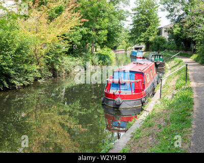 Hausbooten, oder NARROWBOATS oder langboote vertäut am Hockerill Schnitt auf dem River Stort in Bishops Stortford Hertfordshire, Großbritannien Stockfoto