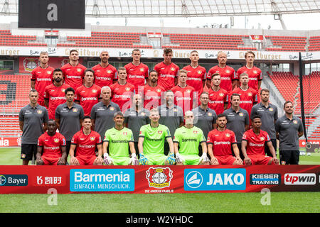 11 Juli 2019, Nordrhein-Westfalen, Leverkusen: Foto des Teams von Bayer Leverkusen: Obere Zeile (L-R): Daley Sinkgraven, Lucas Alario, Aleksandar Dragovic, Sven Bender, Kai Havertz, Panagiotis Retsos, Joel Pohjanpalo, Zinn Jedvayi. Obere mittlere Reihe (L-R): Kerem Demirbay, Julian Baumgartlinger, Lars Bender, Karim Bellarabi, Jan Boller, Adrian Stanilewicz, Mitchell Weiser. Untere mittlere Reihe: (L-R), Torwart Trainer David Thiel, athletiktrainer Schahriar Bigdeli, Co-trainer Xaver Zembrod, Head Coach Peter Bosz, Co-trainer Hendrie Krüzen, Leichtathletik Trainer Terry Peters, Co-trainer Analyse Marcel Daun, Simo Stockfoto