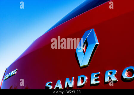 Magdeburg, Deutschland - Juni 2019: Renault Sandero Symbol logo. Renault - Französisch International Automotive Marke Stockfoto