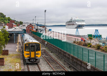 Cobh, Cork, Irland. 11. Juli, 2019. S-Bahn fährt Cobh Station für Kork als Kreuzfahrtschiff Sea Princess in der historischen Stadt, in der feste Platz für Australien Tag ankommt. Stockfoto