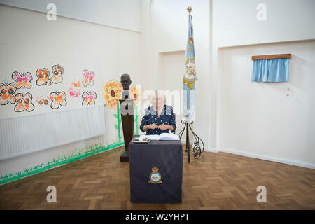 Die Herzogin von Cornwall, in ihrer Rolle als Ehrenamtlicher Air Commodore, Zeichen der Besucher buchen Sie bei einem Besuch in der Royal Air Force Halton in Aylesbury, als Teil dessen hundertstem Jubiläum feiern. Stockfoto