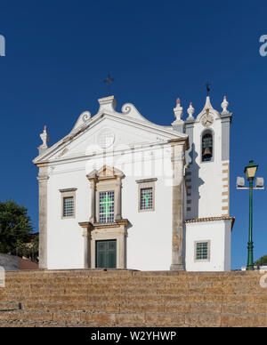 Die Schritte zur Paroquia de S Martinho in der kleinen Stadt der Algarve Estoi an einem heißen Sommern Nachmittag. Portugal. Stockfoto